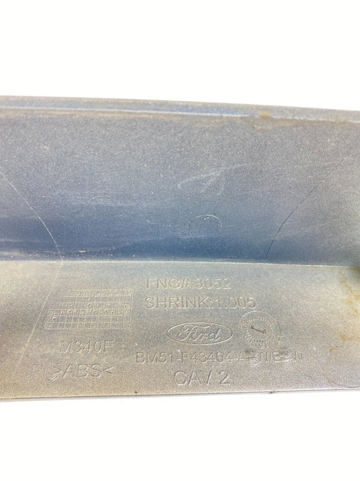 12-14 FORD FOCUS SEDAN REAR TRUNK MOLDING TRIM HANDLE EMBLEM BM51F43404 GRAY OEM