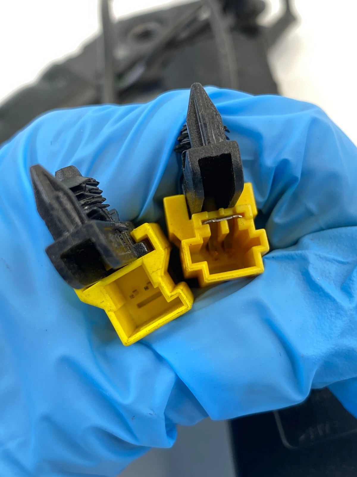 06-12 MERCEDES-BENZ R350 FRONT RIGHT PASSENGER SIDE SEAT BELT BUCKLE A2518600469