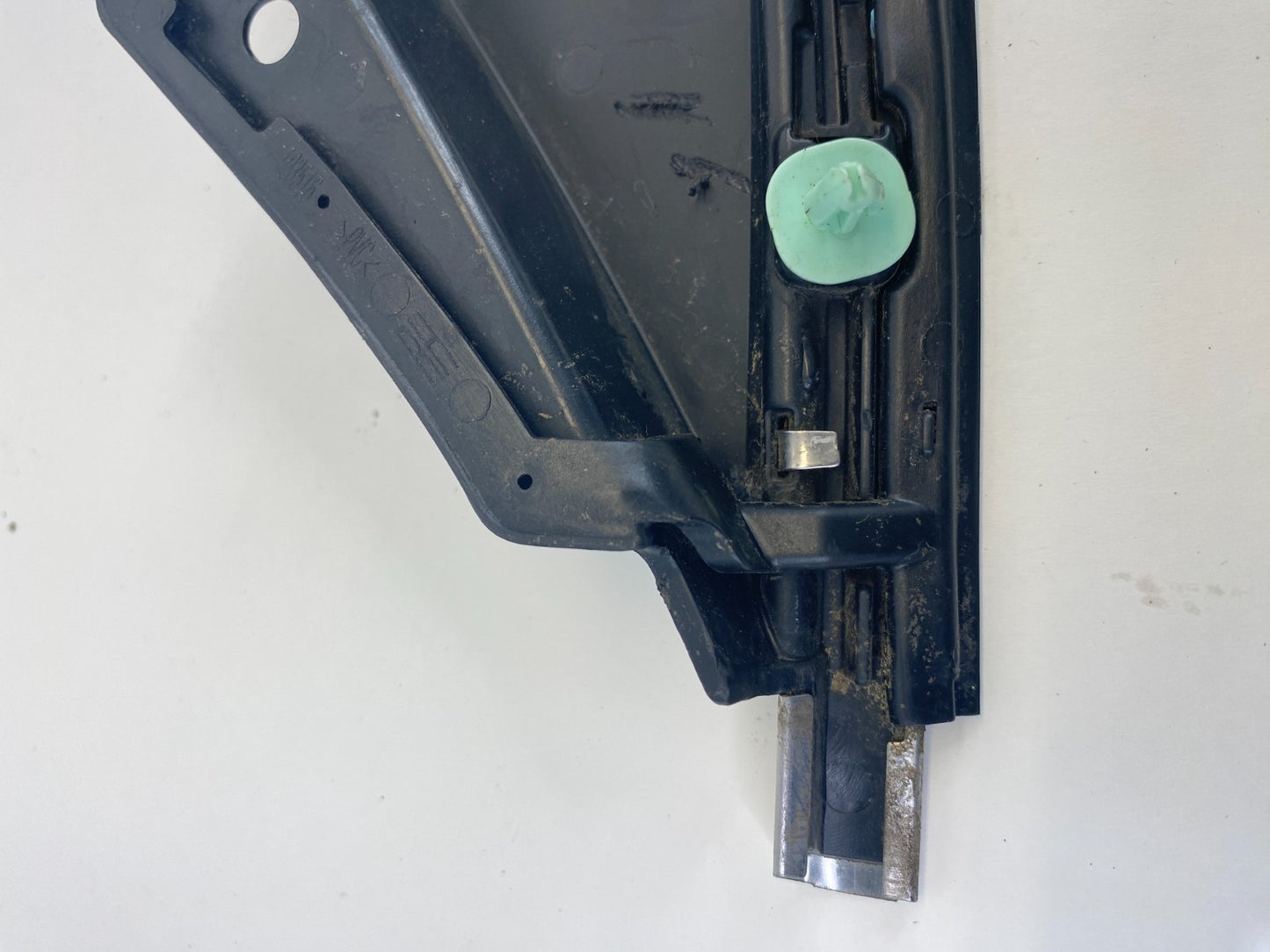 08-17 Buick Enclave Front Right Side Exterior Pillar Corner Cover Molding OEM