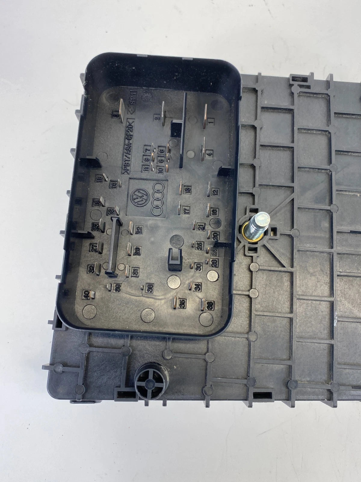 2009-2017 VOLKSWAGEN CC 2.0L L4 AT ENGINE COMPARTMENT FUSE BOX RELAY 3C0-937-125