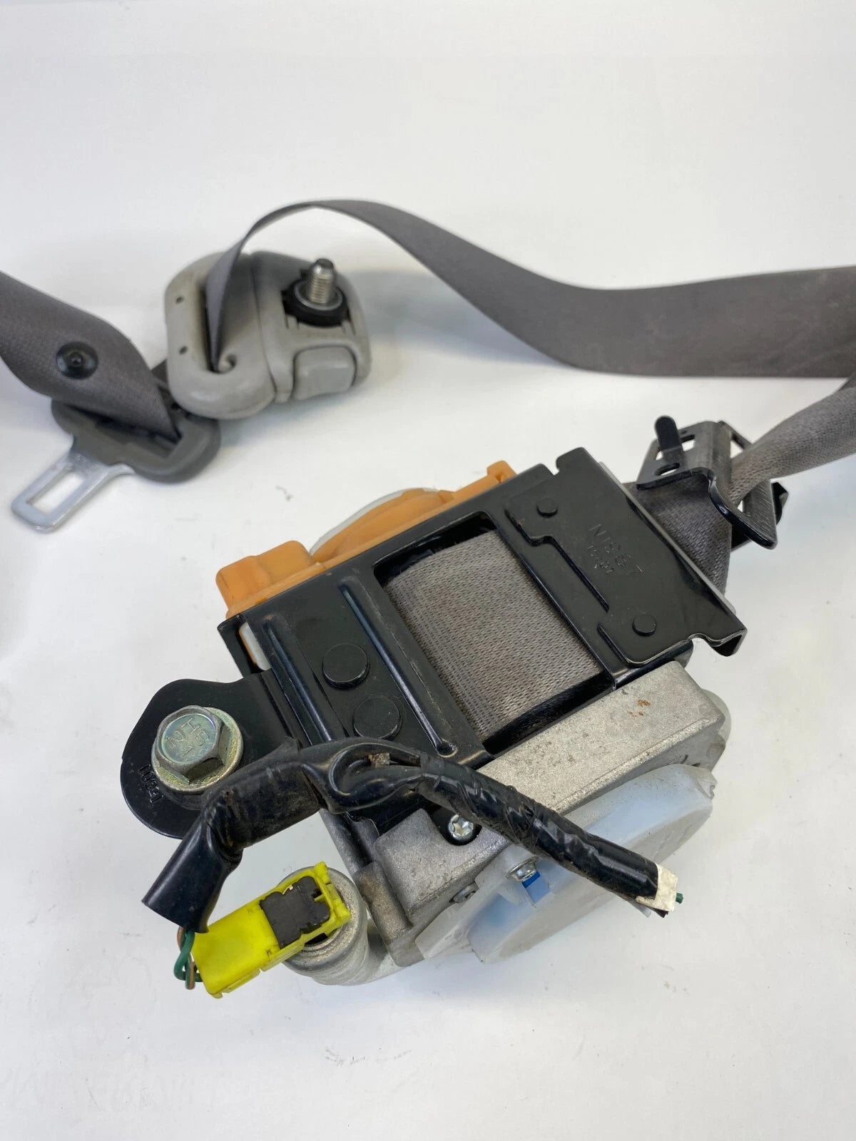 2004-2006 MAZDA MPV FRONT RIGHT PASSENGER SIDE SEAT BELT RECTRACTOR GRAY OEM