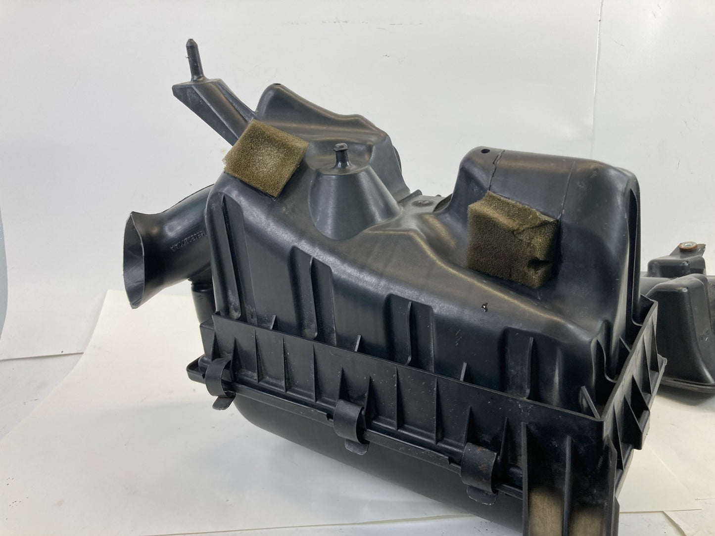 2005-2010 Dodge Dakota 4.7L V8 Air Intake Cleaner Filter Box w Hose 53032878AA