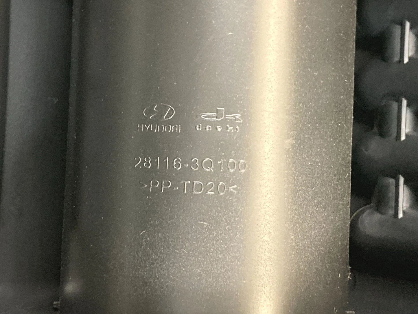 2012 2013 KIA OPTIMA 2.4L AIR INTAKE CLEANER UPPER LID COVER UNIT OEM 28111-3Q10