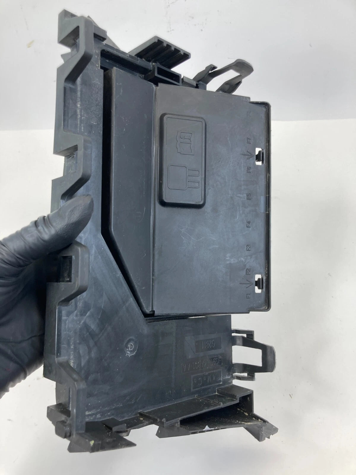 2015-2019 FORD EDGE ENGINE FUSE BOX JUNCTION BOX HOLDER BRACKET HG9T-14A301-AAA