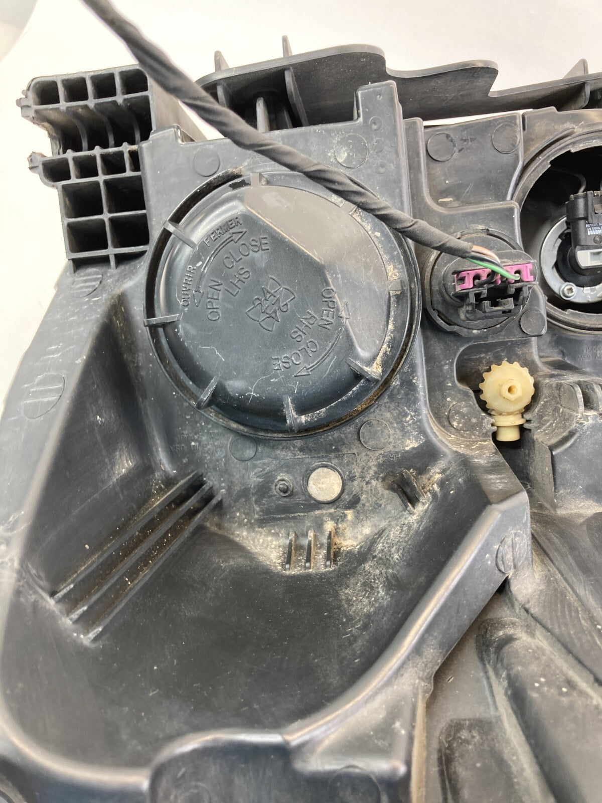 2009-2012 Chevrolet Traverse Front Right Passenger Side Headlamp Assembly OEM