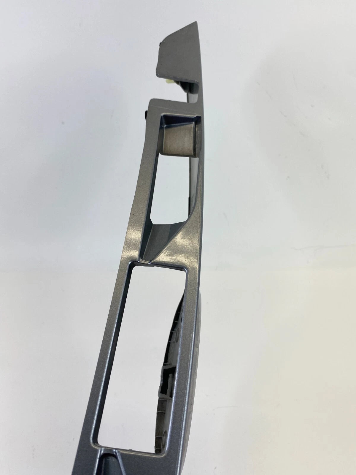 2010-2012 MAZDA CX-7 TAILGATE LICENSE PLATE LIGHT GARNISH TRIM REAR E227-50-810F