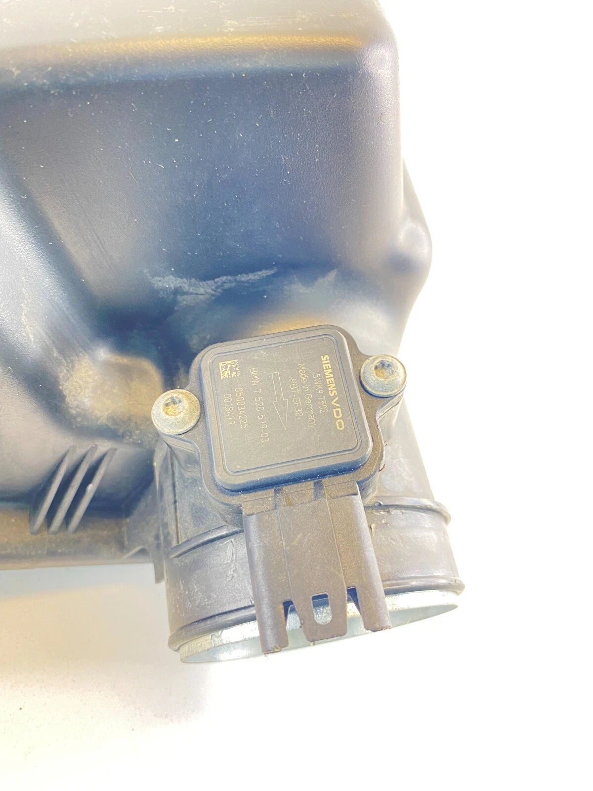 04 05 BMW 530I 3.0L AIR CLEANER BOX LID COVER WITH MAF FLOW SENSOR OEM 7521031