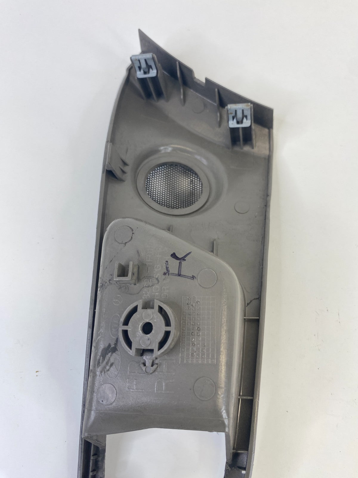 2005-2010 Kia Sportage Front Right Inside Door Handle Trim Bezel 82621-1F010