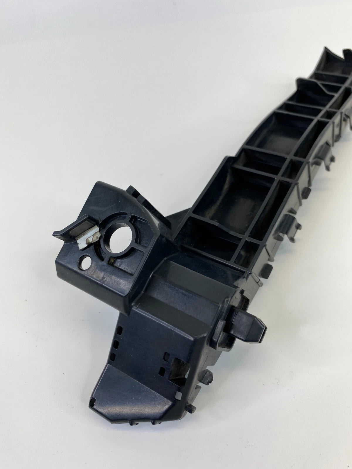 2009-2013 SUBARU FORESTER FRONT BUMPER LEFT SIDE RETAINER BRACKET MOUNT OEM