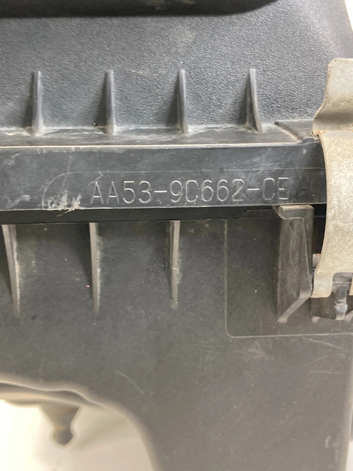 2013-2019 FORD TAURUS POLICE INTERCEPTOR ENGINE AIR CLEANER FILTER BOX OEM