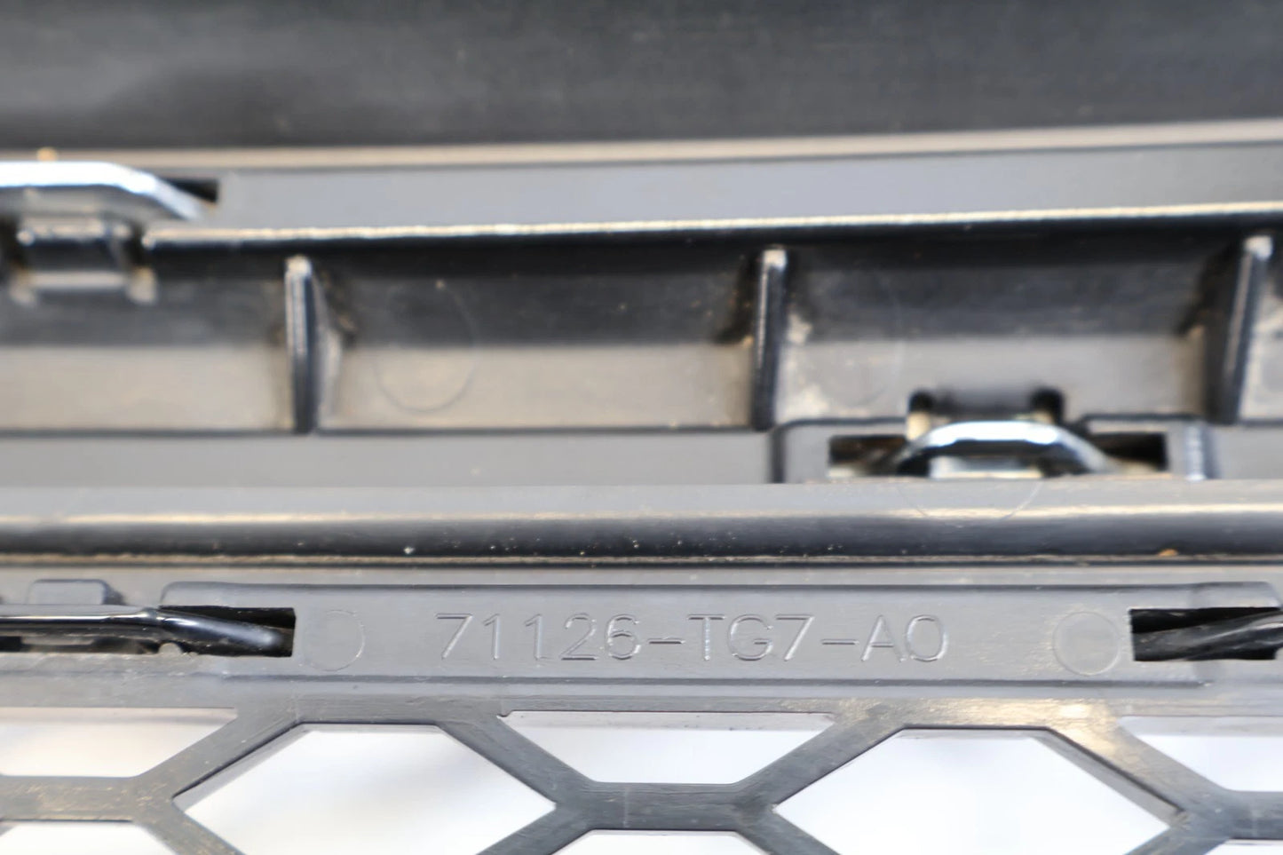 2016-2018 HONDA PILOT FRONT BUMPER UPPER GRILLE W/ EMBLEM LOGO 71121-TG7-A0 OEM