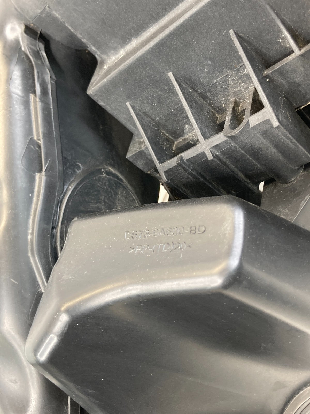 2014-2016 Ford Fusion 2.5L FWD Air Intake Cleaner Box Filter Assembly OEM