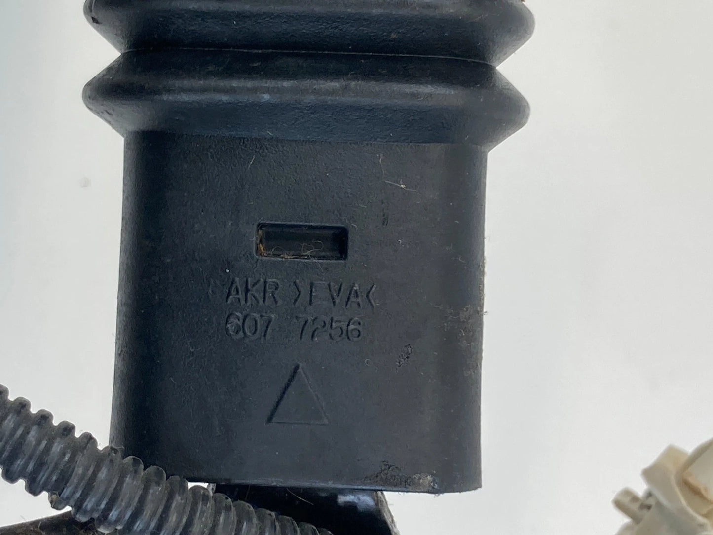 2006-2011 HYUNDAI ACCENT FRONT RIGHT PASSENGER SIDE SEAT BELT BUCKLE OEM