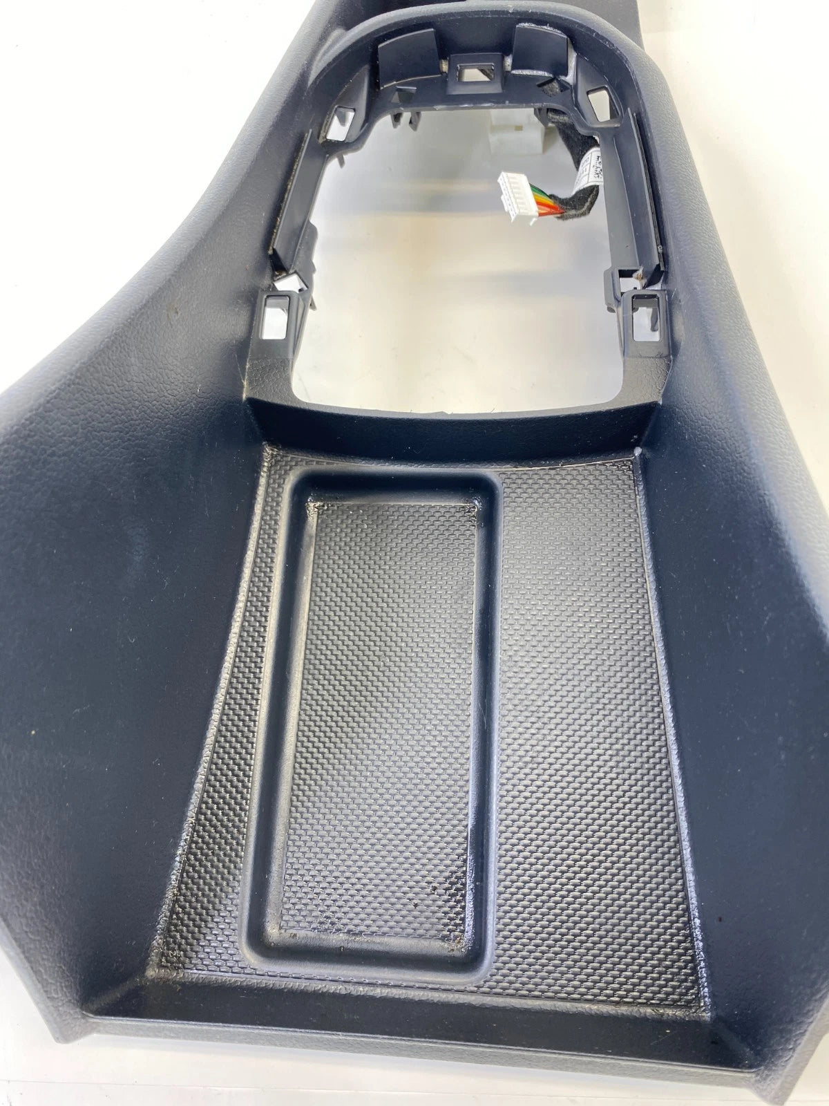 2012-2017 KIA RIO CENTER CONSOLE SHIFT SHIFTER PANEL TRIM BEZEL 84631-1W000 OEM