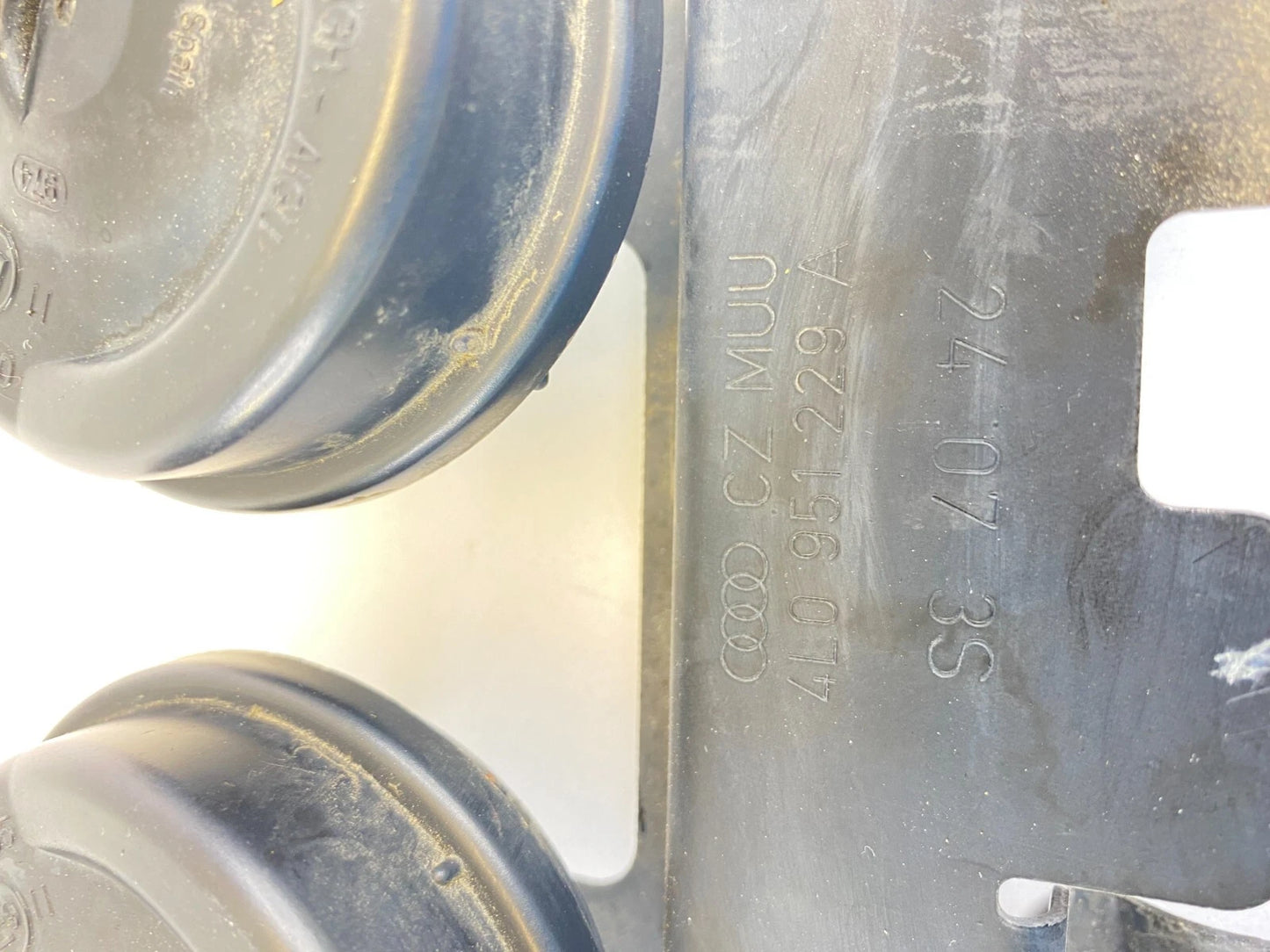 2007-2015 AUDI Q7 HIGH LOW NOTE PITCH HORN ASSEMBLY WITH BRACKET 4L0951229A OEM