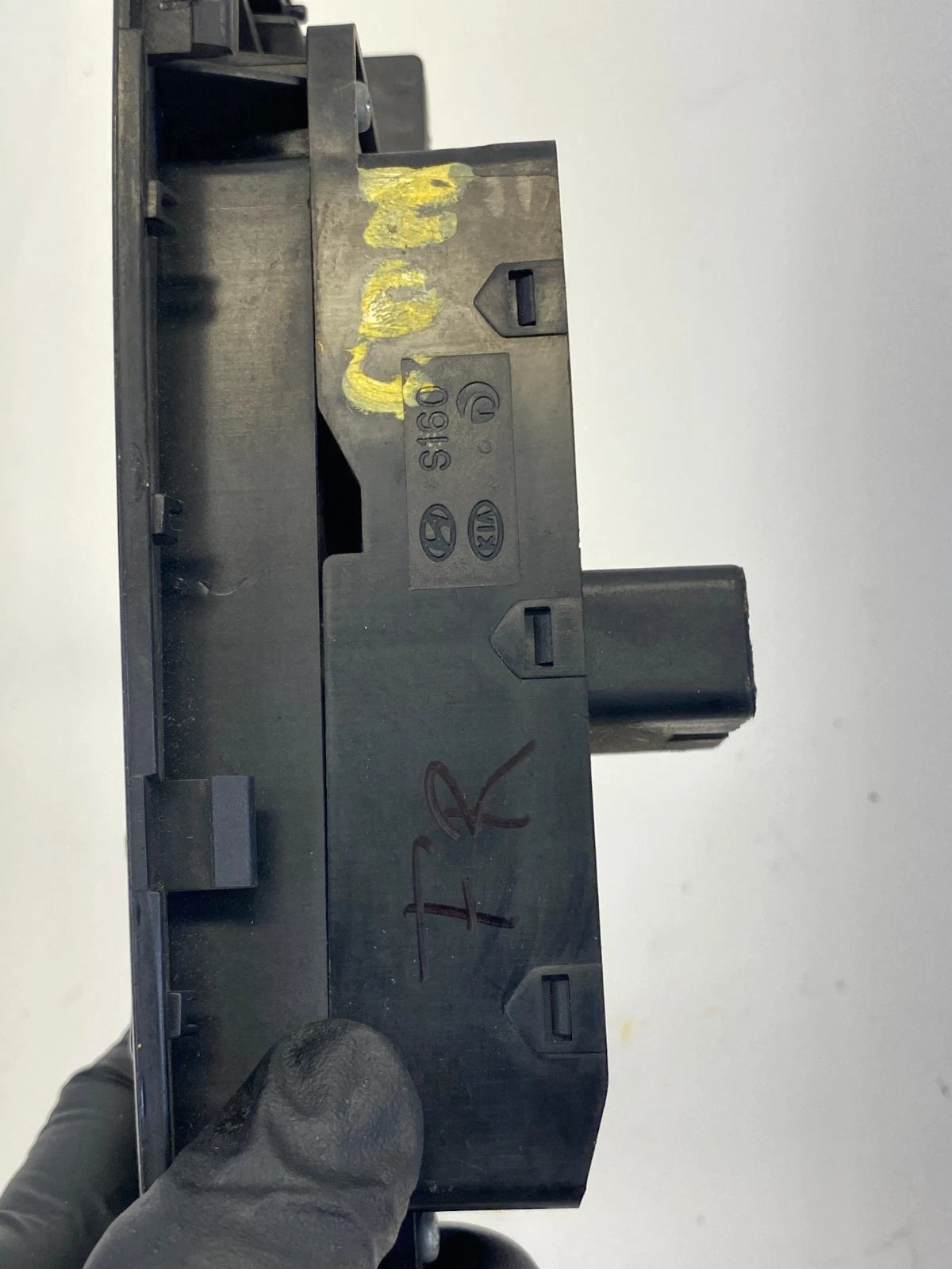 2010-2013 KIA FORTE SEDAN FRONT RIGHT SIDE POWER WINDOW CONTROL SWITCH W/ BEZEL