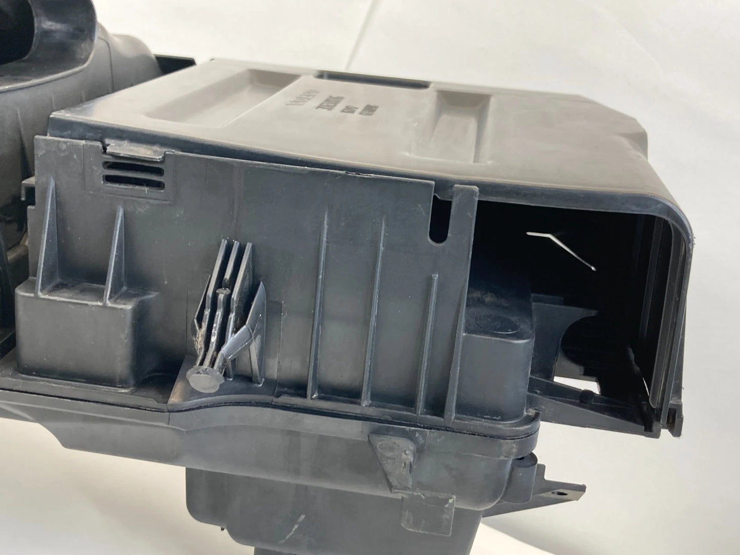 2012-2016 Volvo S60 T5 2.5L Sedan Air Intake Box Filter Cleaner 30677718 OEM