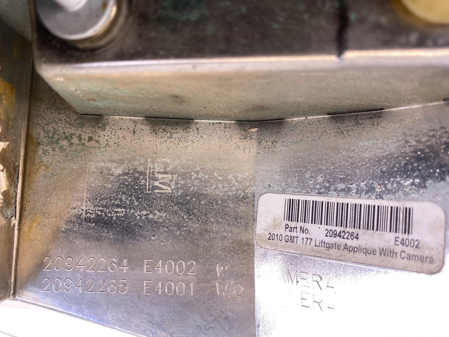 2010-2012 GMC TERRAIN TRUNK LID GARNISH LICENSE PLATE BEZEL MOLDING W/ CAMERA