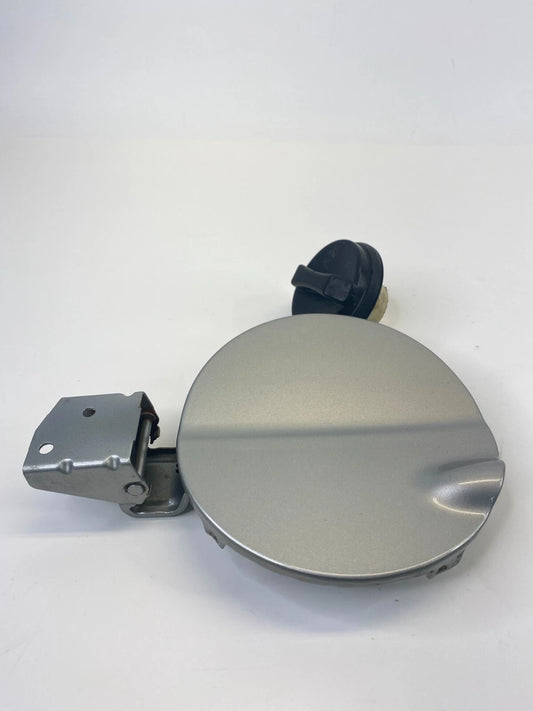 2007-2009 SUZUKI XL-7 FUEL FILLER DOOR TANK GAS LID COVER W/ FUEL CAP ASSY OEM