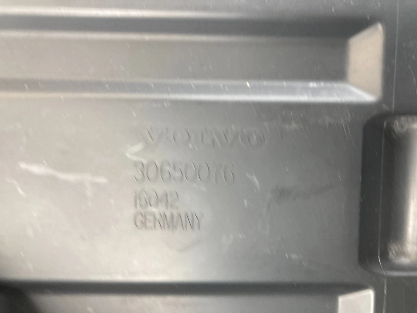 2004-2011 VOLVO S40 ENGINE AIR INTAKE CLEANER BOX LOWER COVER LID 30650076 OEM