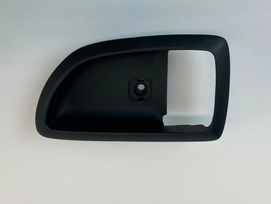 2004-2006 KIA AMANTI REAR LEFT SIDE INNER DOOR HANDLE TRIM COVER 82611-3F000 OEM