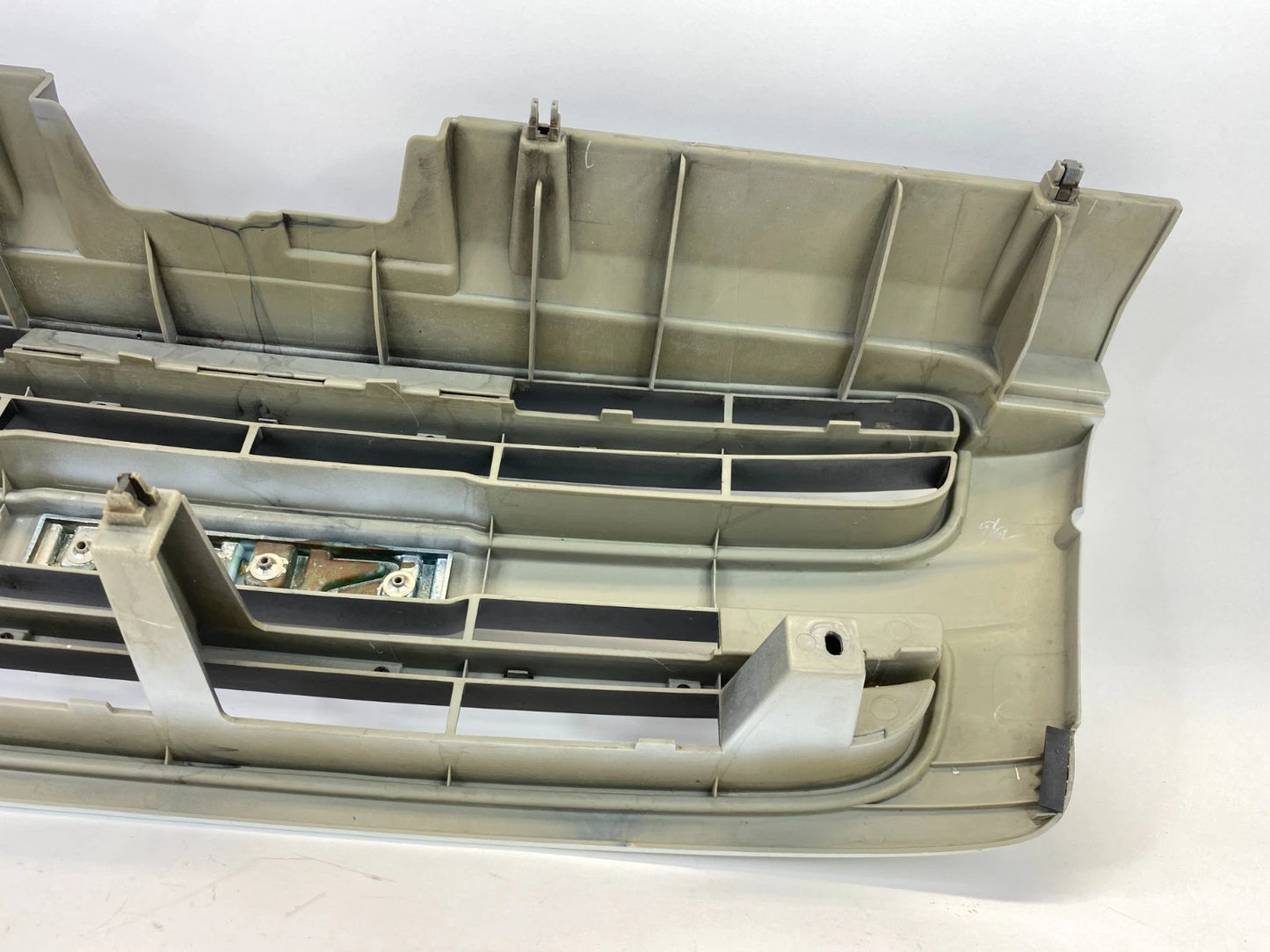 2000-2002 ISUZU TROOPER WHITE UPPER FRONT BUMPER CHROME GRILLE GRILL OEM