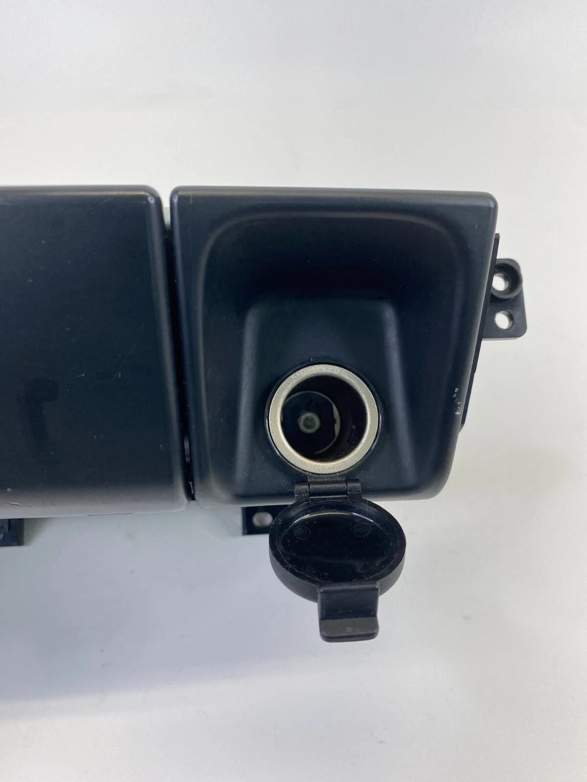 2009-2011 KIA BORREGO FRONT CENTER CONSOLE ASH TRAY POWER OUTLET OEM 8845502J000