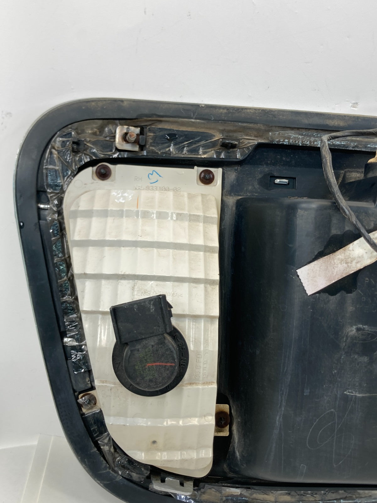 03-06 Lincoln Navigator Rear Trunk Lid License Light Plate Finish Panel Molding