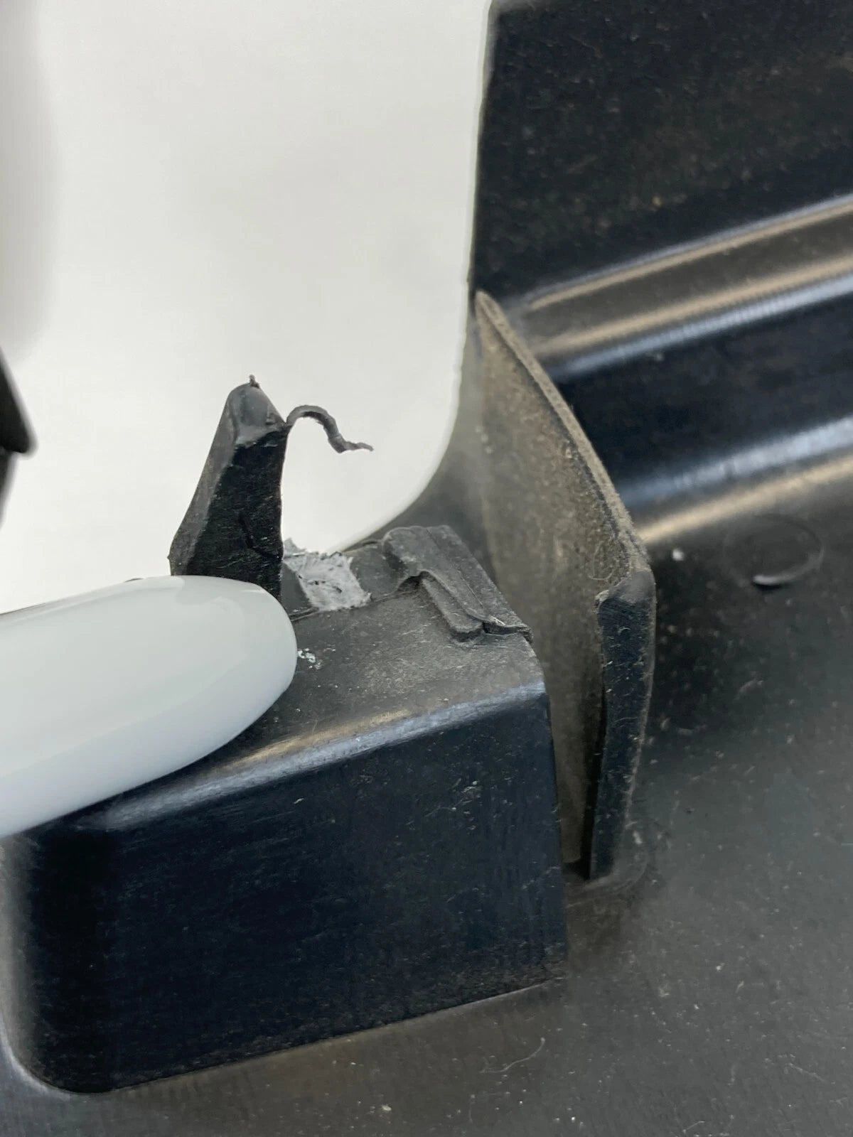 2011-2019 FORD EXPLORER FRONT LEFT FENDER UPPER LEDGE TRIM LEDGE COVER BRACKET