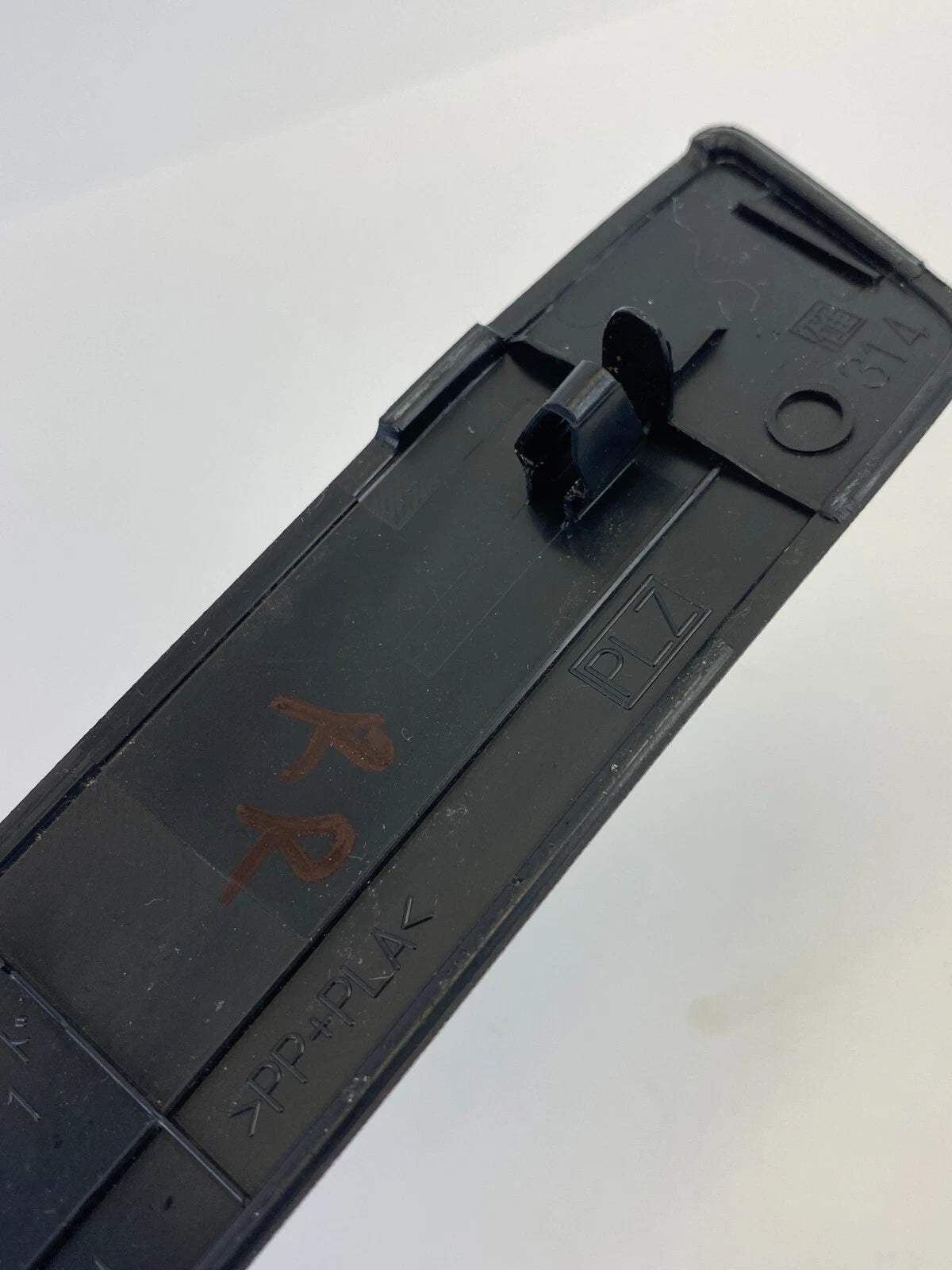 10-15 TOYOTA PRIUS REAR RIGHT SIDE DOOR SCUFF PLATE STEP TRIM PANEL 67915-47030