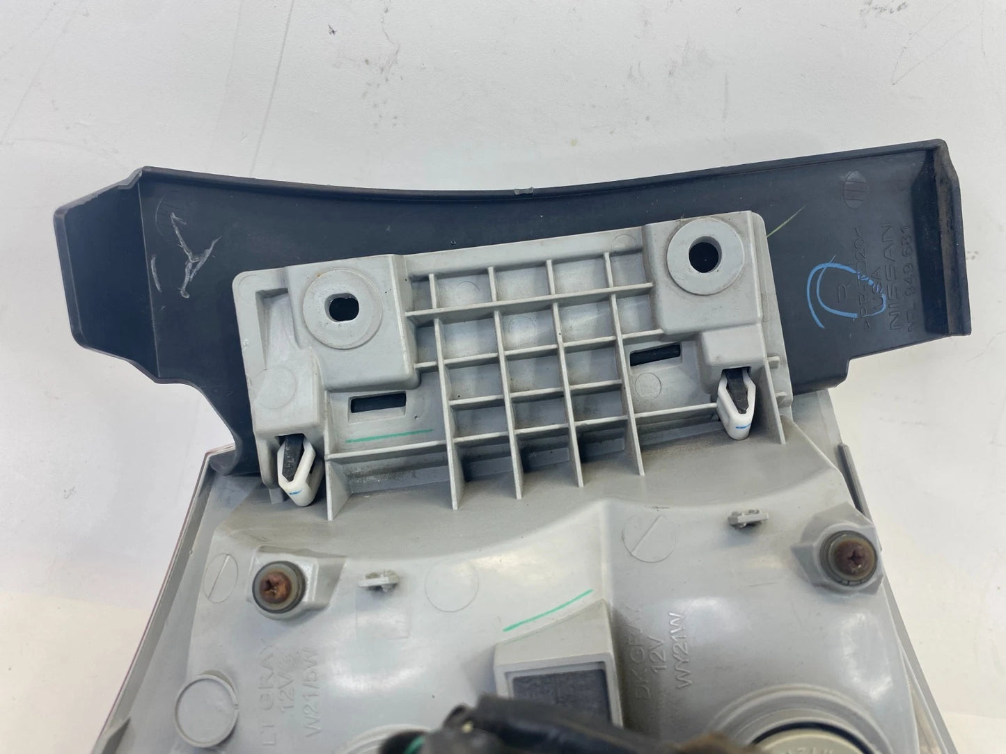 2013-2016 NISSAN PATHFINDER RIGHT PASSENGER OUTER QUARTER TAIL LIGHT LAMP OEM