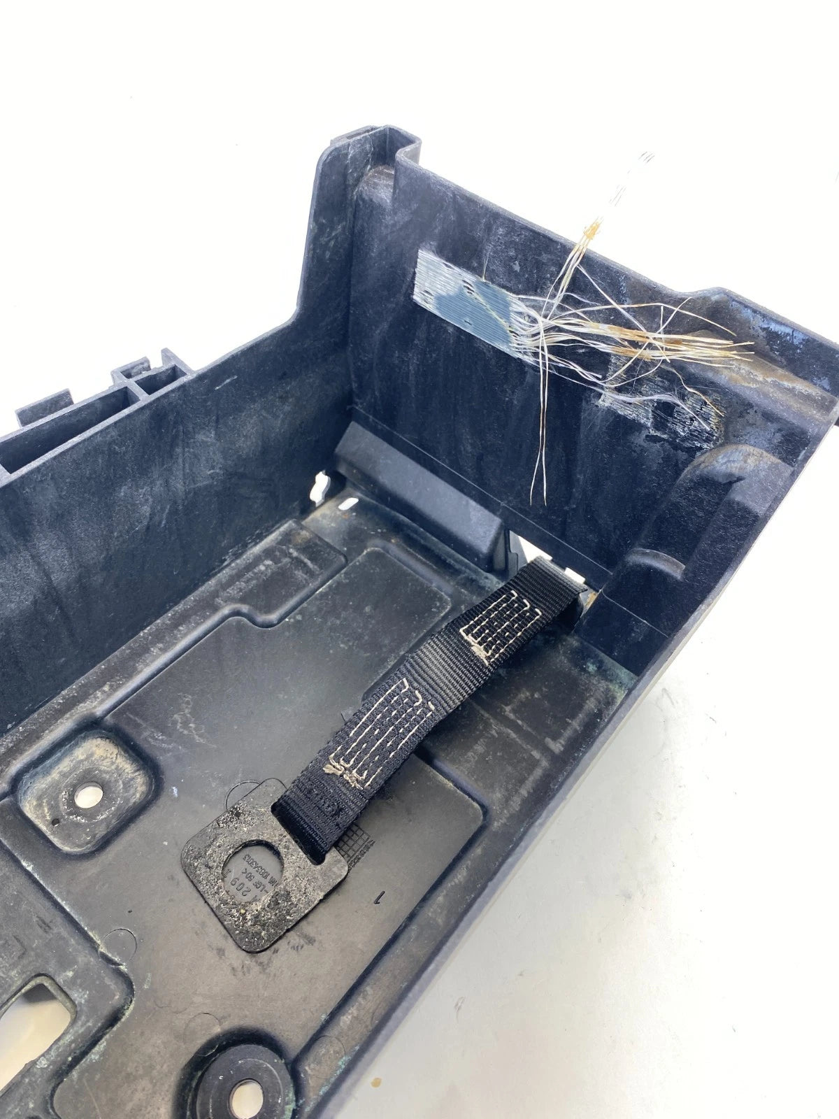 2010-2016 BUICK LACROSSE 13-19 CADILLAC XTS BATTERY TRAY COMPARTMENT 20910580