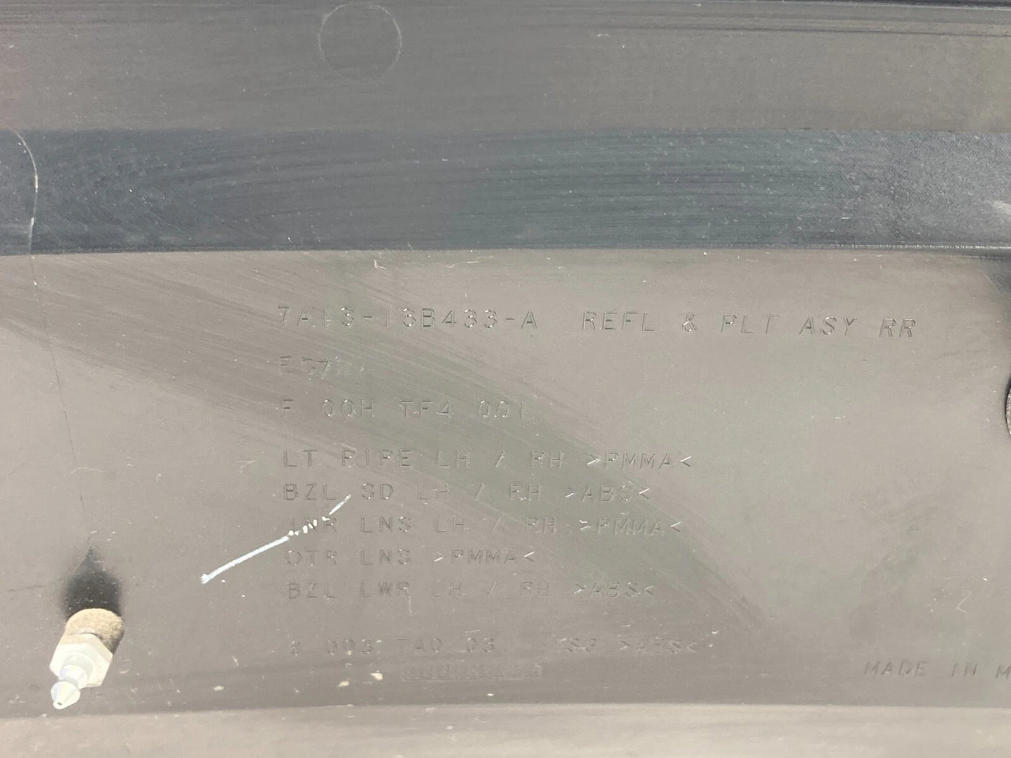 2007-2010 LINCOLN MKX CENTER TAILGATE TAIL LIGHT PANEL ASSY 7A1Z-13A565A OEM