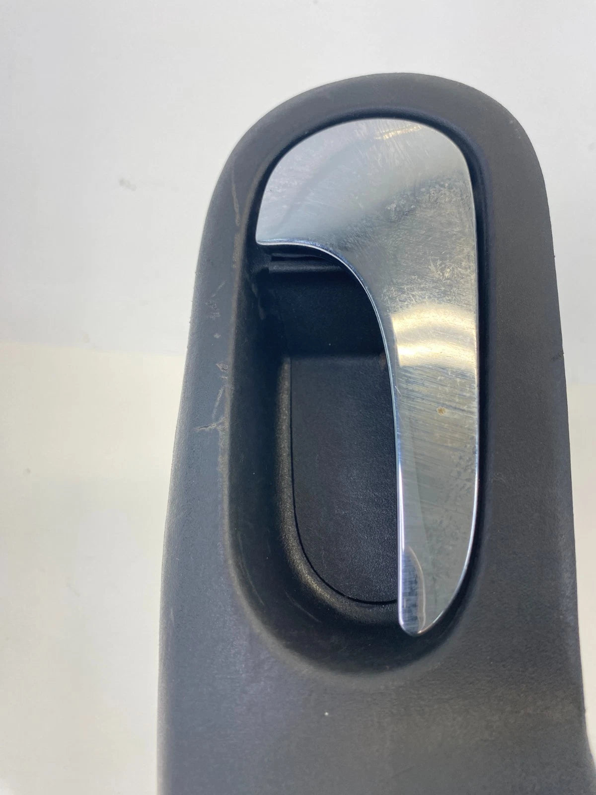 2008-2012 BUICK ENCLAVE FRONT RIGHT PASSENGER SIDE DOOR GRAB PULL HANDLE OEM