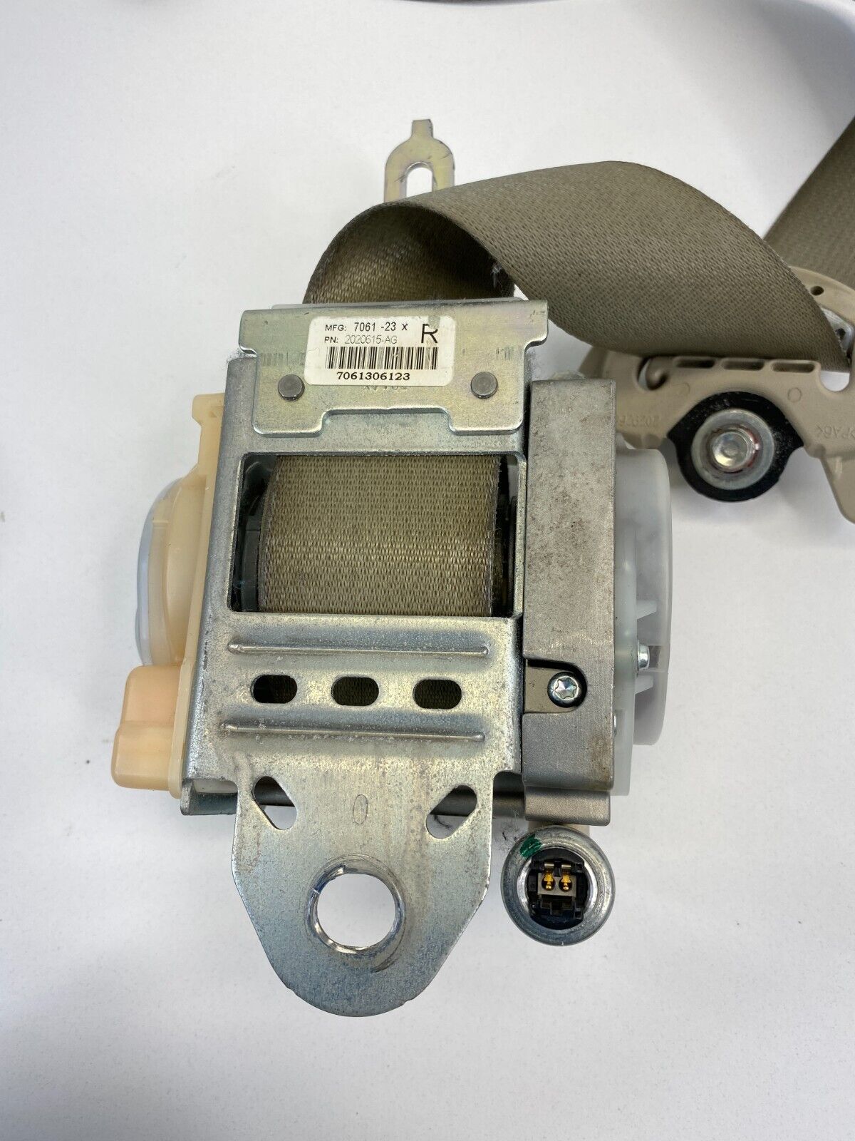 2007 2008 Mitsubishi Endeavor Front Right Side Seat Belt Retractor 2020615AG OEM