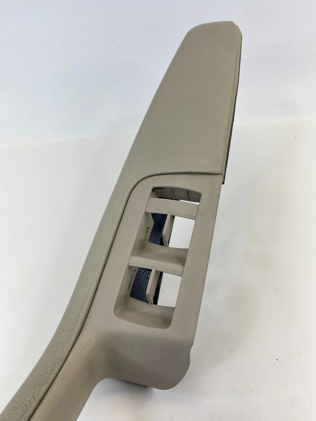 2007-2011 AUDI A6 SEDAN FRONT LEFT SIDE INTERIOR DOOR PULL ARMREST 4F1867105A