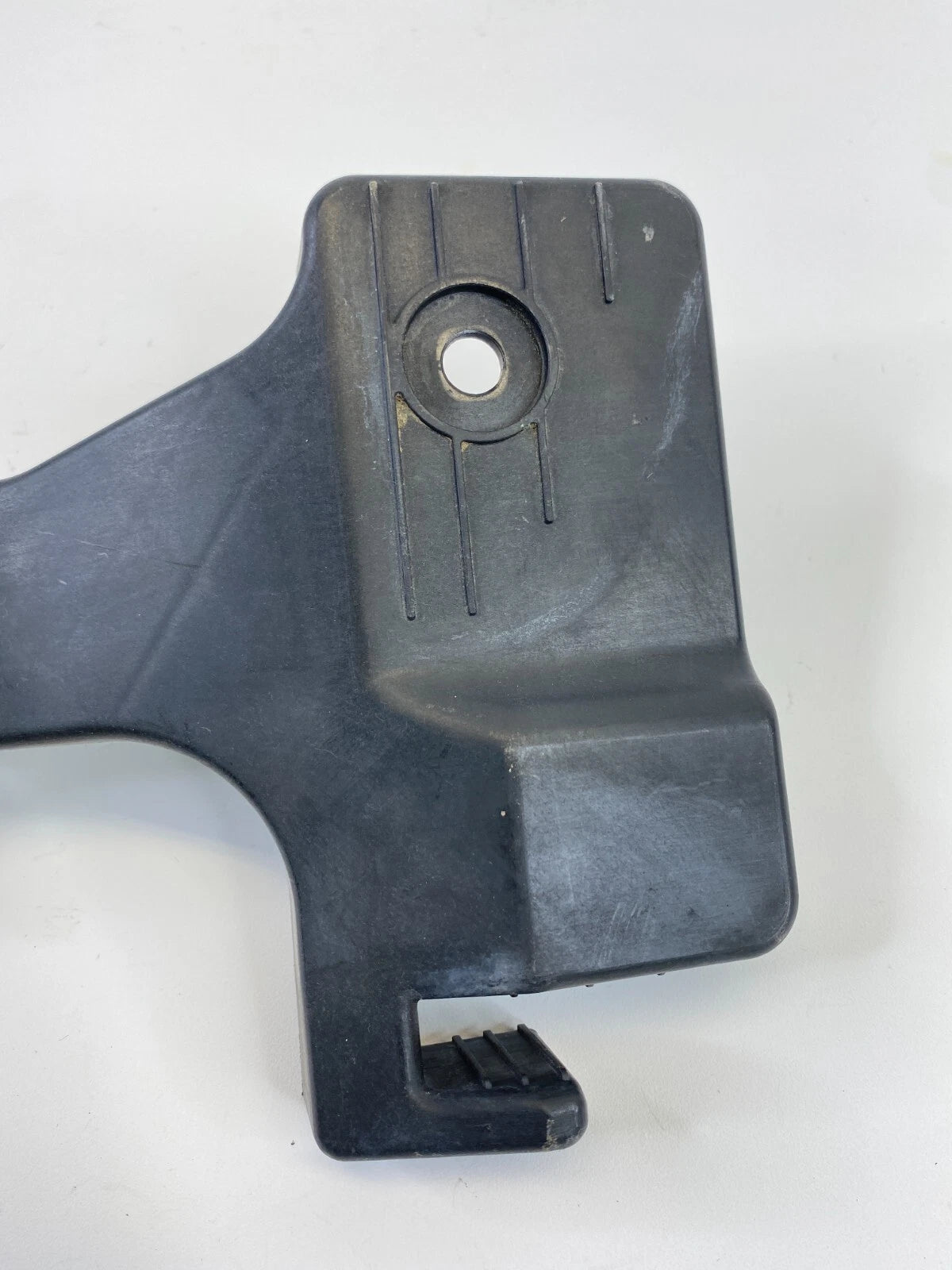 2003-2007 SAAB 9-3 CONVERTIBLE REAR CENTER BUMPER COVER BRACKET HOLDER 12830169