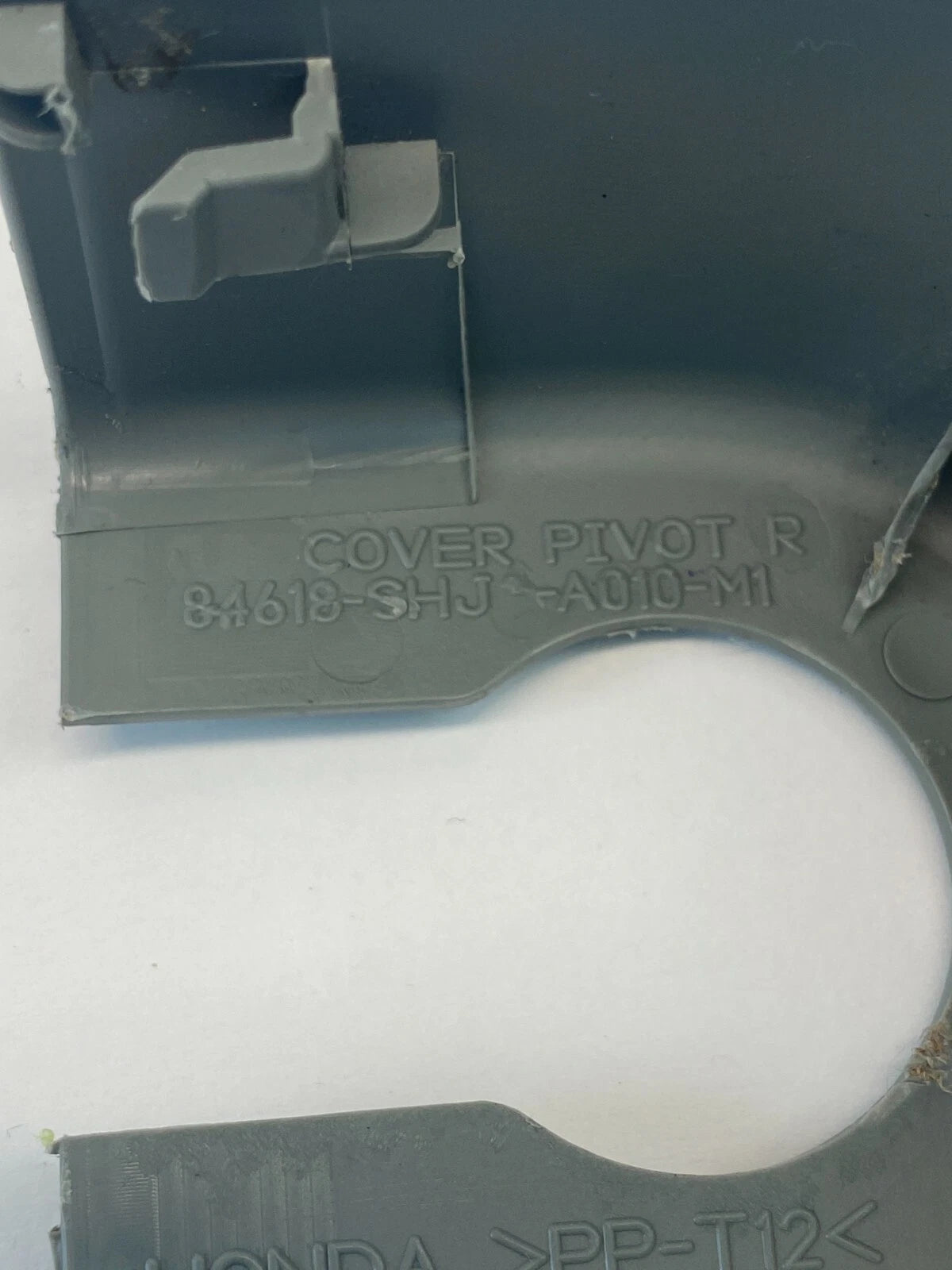 08-10 HONDA ODYSSEY RIGHT PASSENGER SIDE TRIM PANEL PIVOT BRACKET 84618-SHJ-A010