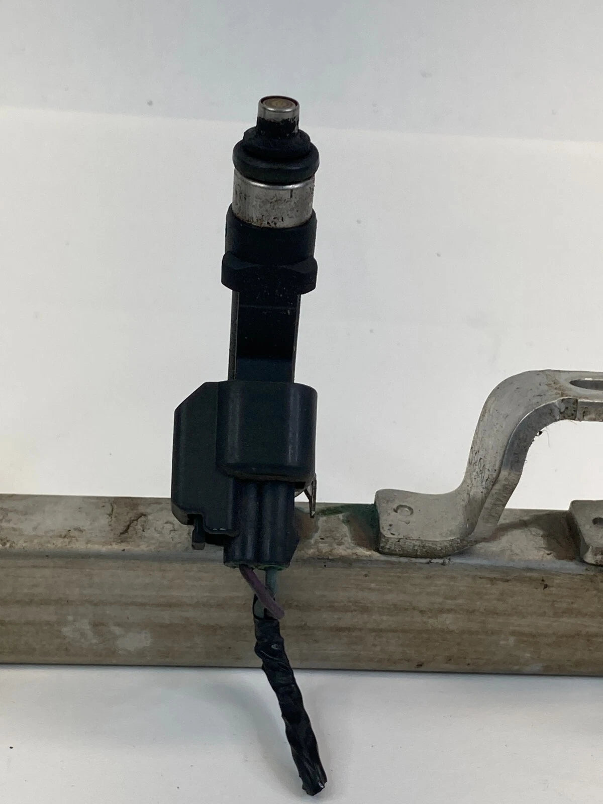 08-11 FORD FOCUS 13-20 FUSION AT FUEL INJECTION RAIL W/ INJECTORS 4M5G9D280D OEM
