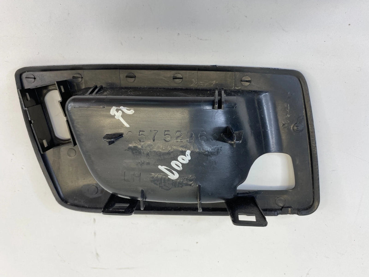 04-06 CADILLAC SRX 03-07 CTS FR LEFT DOOR INNER HANDLE BEZEL TRIM OEM 25752963