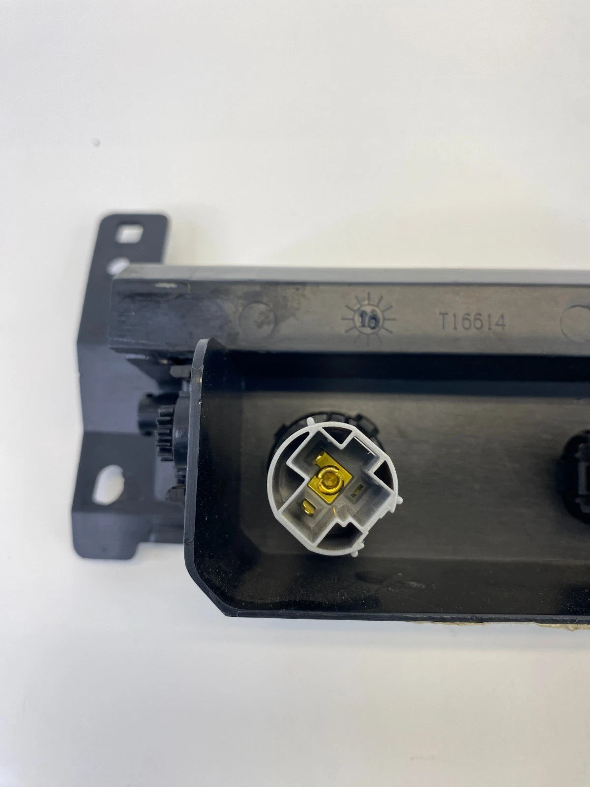 2010-2012 FORD TAURUS DASH STORAGE W/POWER OUTLET & LIGHT SWITCH BG13-54045P26