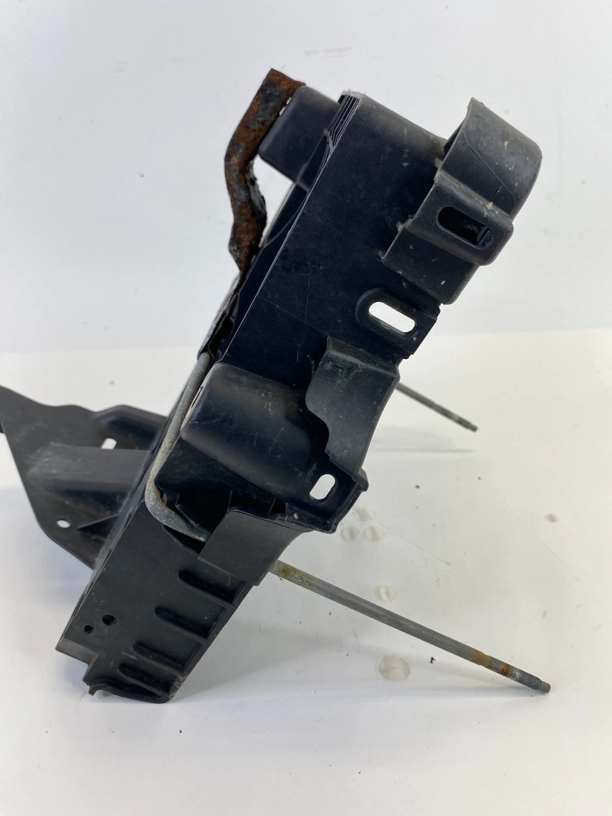 2010 2011 2012 FORD TAURUS BATTERY HOLDER HOLD DOWN TRAY SUPPORT AG13-10723-AE