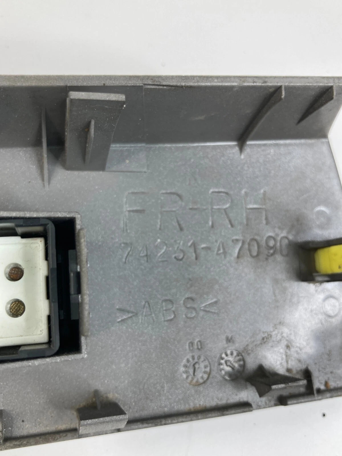 04-09 TOYOTA PRIUS FRONT RIGHT DOOR WINDOW CONTROL SWITCH BEZEL OEM 74231-47090
