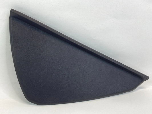 2010-2015 HYUNDAI TUCSON FRONT RIGHT SIDE END CAP DASH COVER TRIM 847682S000