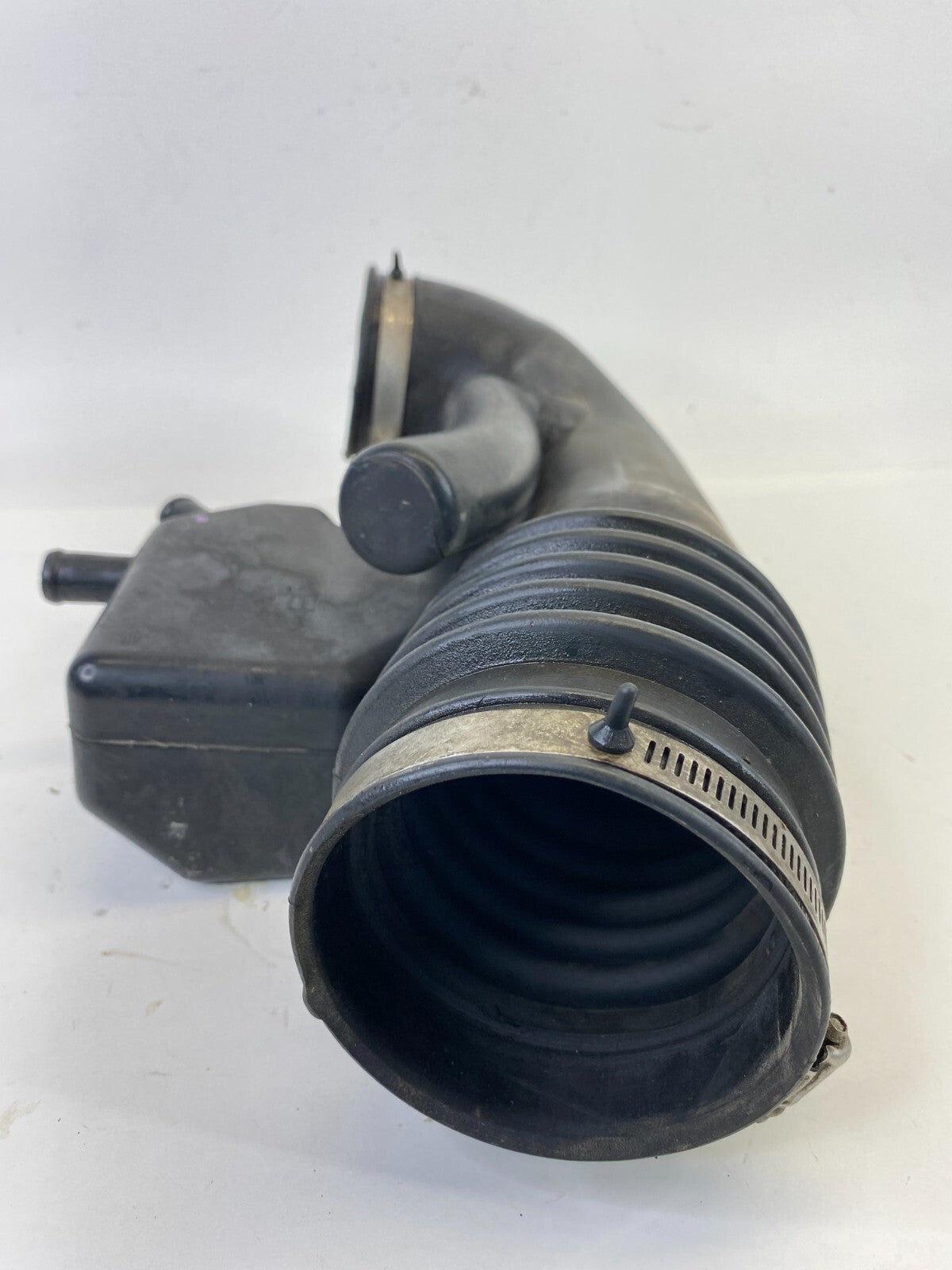 2005-2015 Nissan Armada 5.6L V8 AT Air Intake Cleaner Hose Tube Duct Pipe OEM