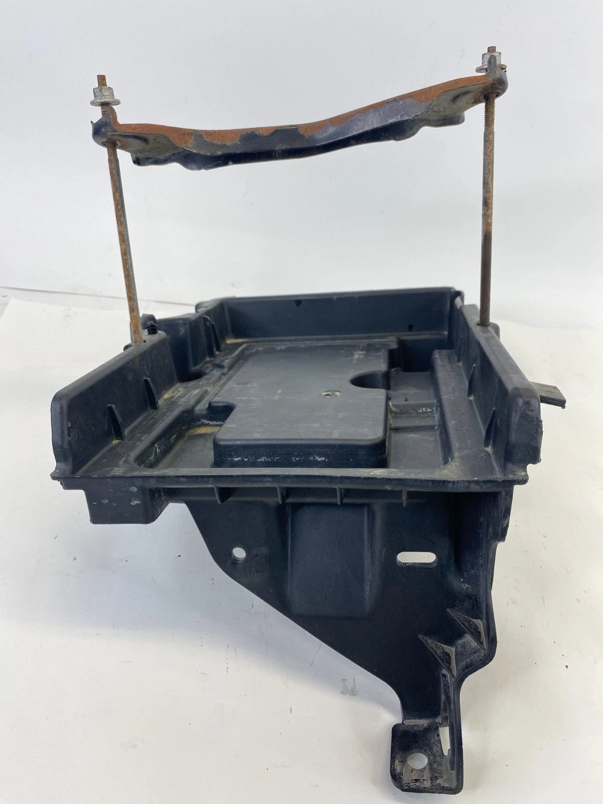 2013-2019 FORD POLICE INTERCEPTOR SEDAN 3.5L V6 AT BATTERY TRAY HOLDER BRACKET
