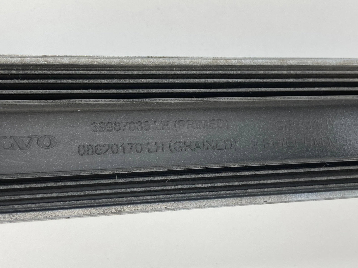 2004-2011 VOLVO S40 SEDAN EXTERIOR REAR LEFT DOOR MOLDING TRIM BEZEL 39987038