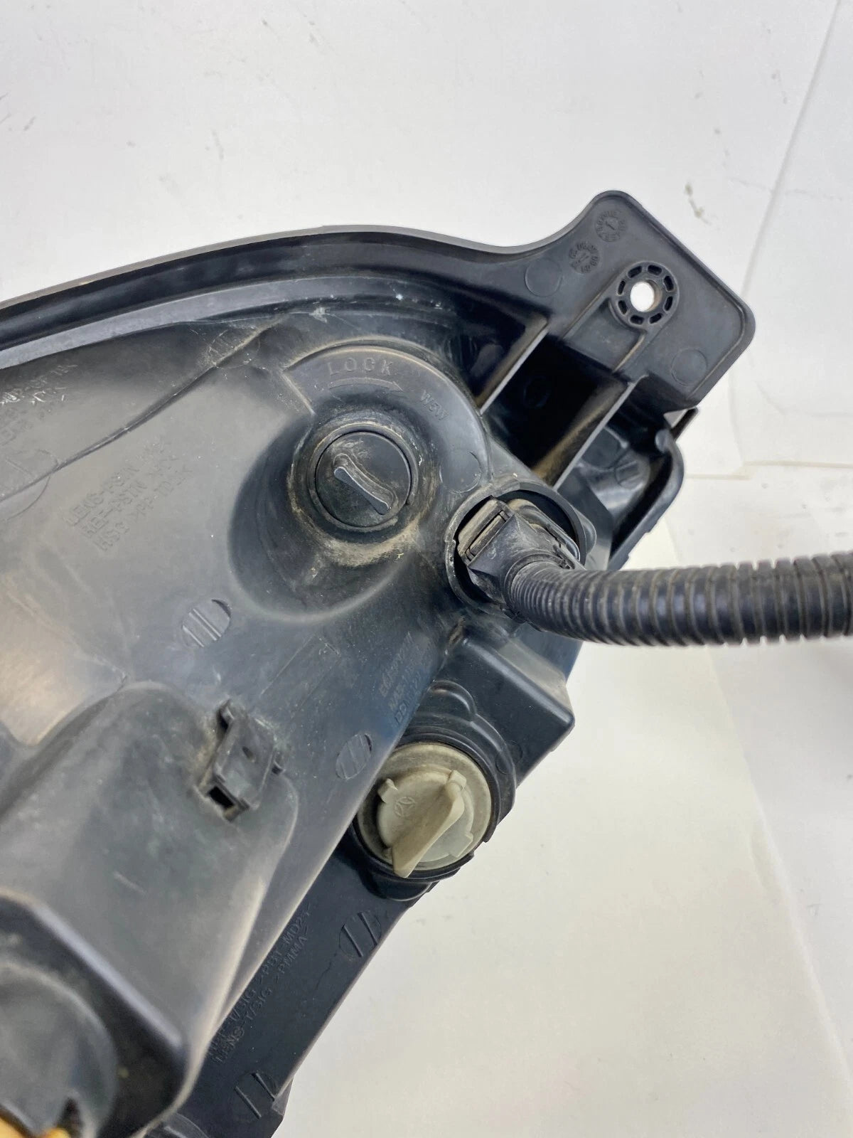 2008 2009 HYUNDAI TUCSON FRONT LEFT SIDE HEADLIGHT HEAD LAMP ASSY 92101-2E OEM