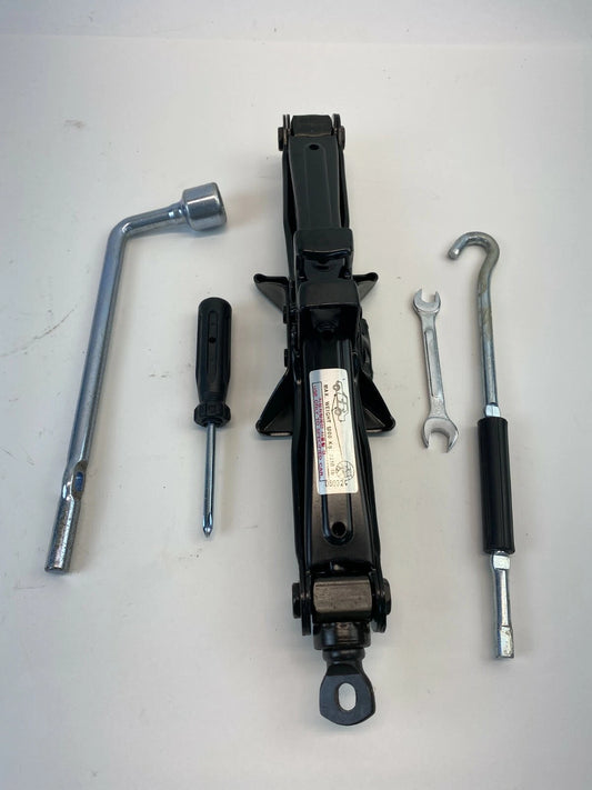 2004-2006 KIA AMANTI SPARE TIRE JACK & TOOL KITS W/ CASE ASSEMBLY 9149-3F200-3