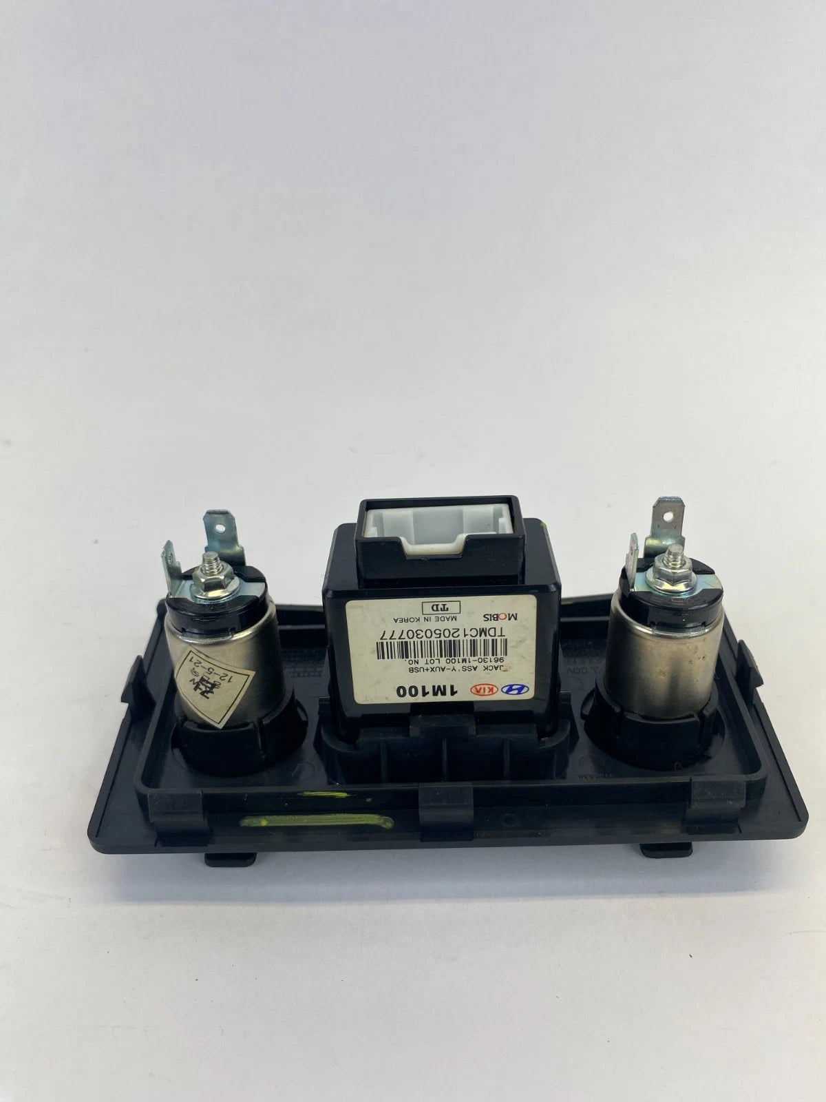 2010-2013 KIA FORTE CONSOLE POWER AUX USB IPOD MEDIA PORT ASSY 84620-1M090 OEM